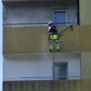 Czyszczą jedyny wieżowiec w Dąbiu